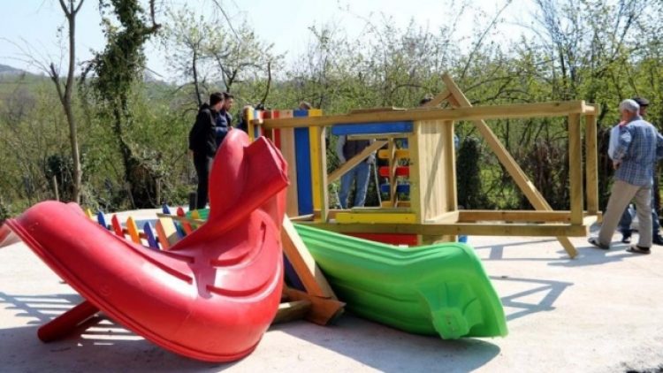 Seçimi kaybeden muhtar yaptırdığı çocuk parkını söktü!