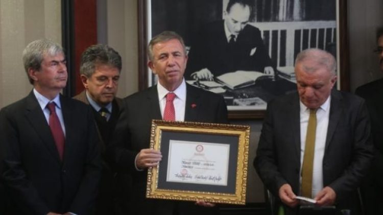 Mansur Yavaş mazbatasını aldı