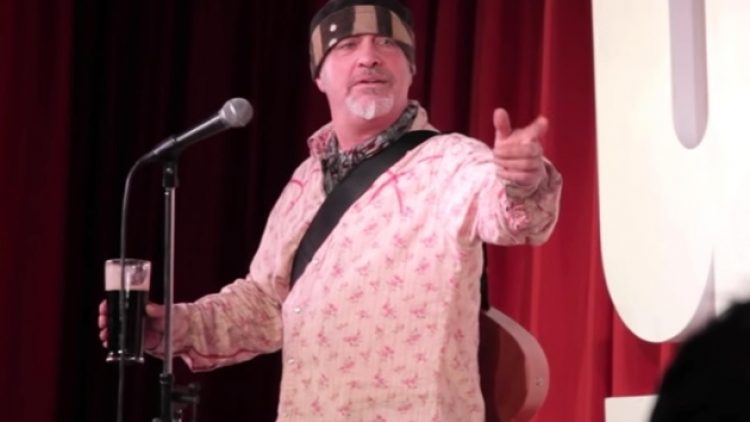 Sahnede felç esprisi yaptı, sonra sahnede öldü, izleyenler oyunun parçası sandı