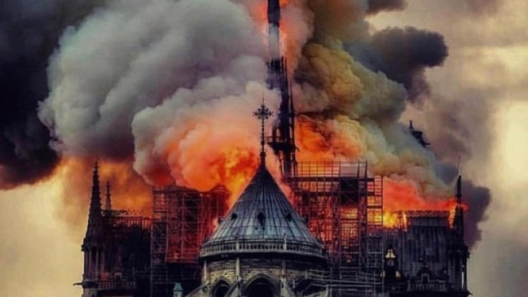 856 yıllık Notre Dame Katedrali’nde çıkan yangın 8,5 saatte söndürüldü