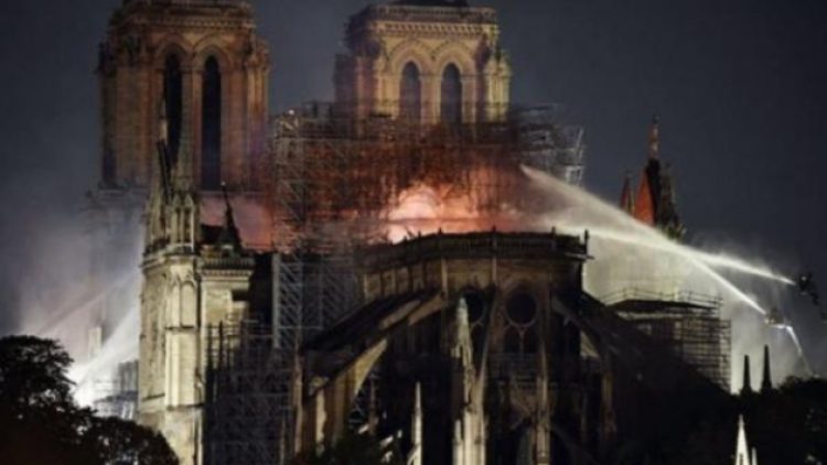 Macron, Notre Dame Katedrali’nin yeniden yapılacağını duyurdu