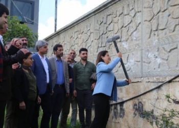 Kayyımın yaptırdığı duvara ilk balyoz eşbaşkandan