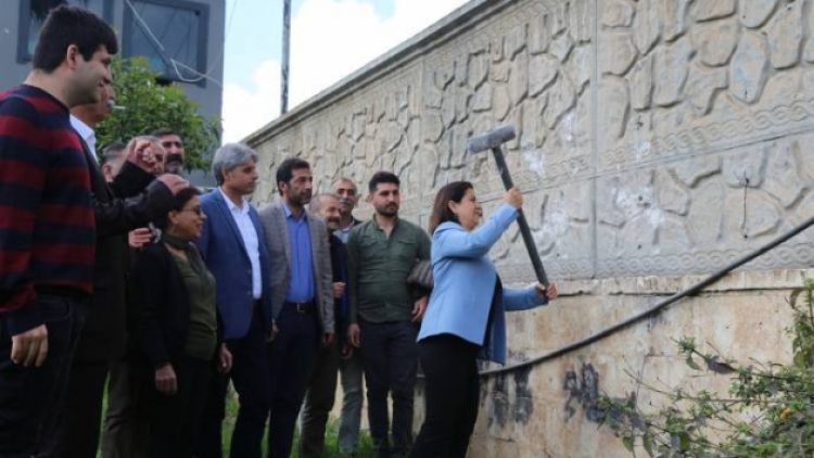 Kayyımın yaptırdığı duvara ilk balyoz eşbaşkandan