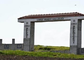 Musevi mezarlığının demir kapısı çalındı