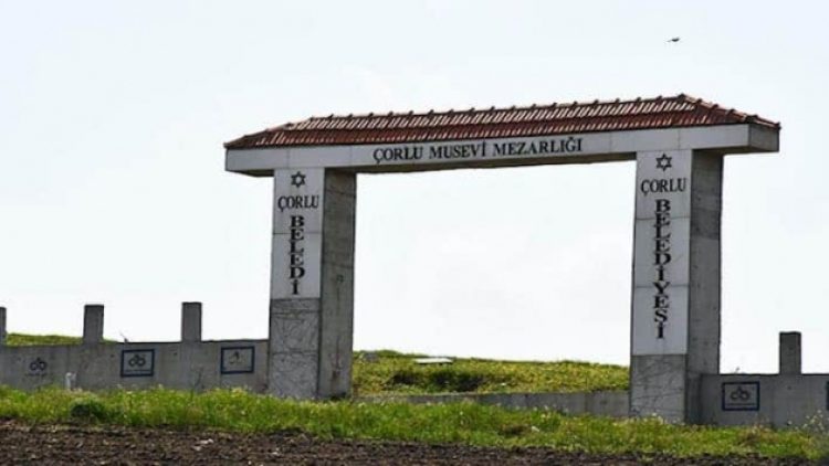 Musevi mezarlığının demir kapısı çalındı