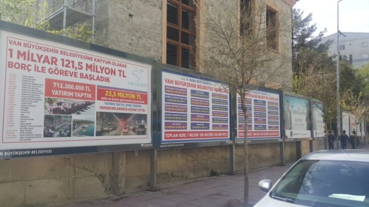 Belediye ile Valilik panolar üzerinden birbirlerine savaş açtı