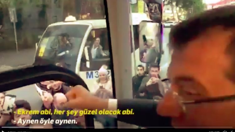 Bir genç otobüse yaklaştı ve… ‘Her şey çok güzel olacak’ sloganı doğdu