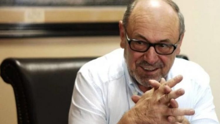 Yunanistan’da belediye başkanı maaşı reddetti, öğrenciler için okul arazisi aldı