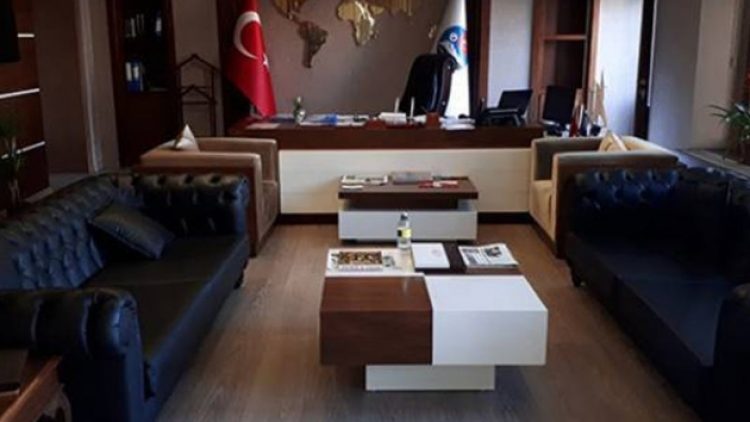 ​Kars Belediyesi’ne haciz: Makam koltuklarına bile el konuldu