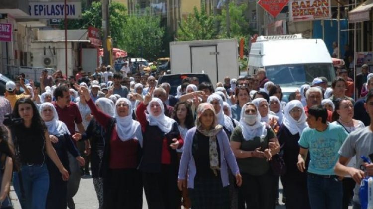 Polisin müdahalesine rağmen günlerdir sokaktalar: Yeter çocuğumuz ölüyor