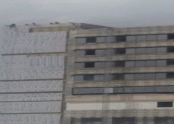 Şehir hastanesi inşaatında çalışan işçiler maaşları ödenmeyince çatıya çıktı