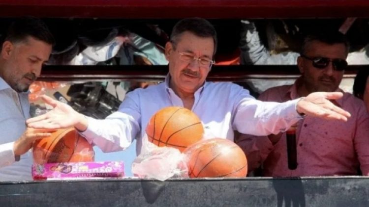 Belediyenin deposundaki 100 bin top Yavaş ile Gökçek’i karşı karşıya getirdi