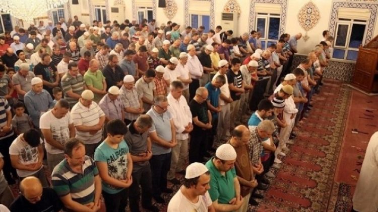 İslam alemi yine ikiye bölündü: 6 ülke bayramı çarşamba günü kutlayacak