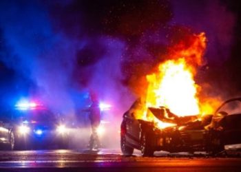 Yunanistan’da Türk diplomatlara ait araçlar kundaklandı