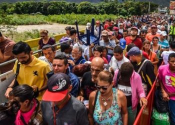 Bir günde 5400 Venezuelalı Peru’ya geçip mülteci oldu