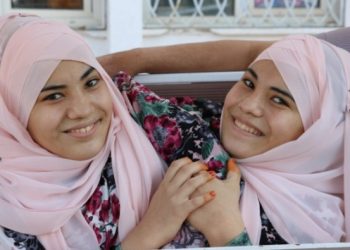 Yapışık ikizlere bunu sordu: ”Sınava ayrı sınıflarda mı girdiniz?”