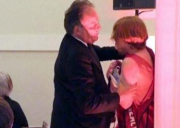May, iklim aktivistine saldıran bakanı görevden uzaklaştırdı
