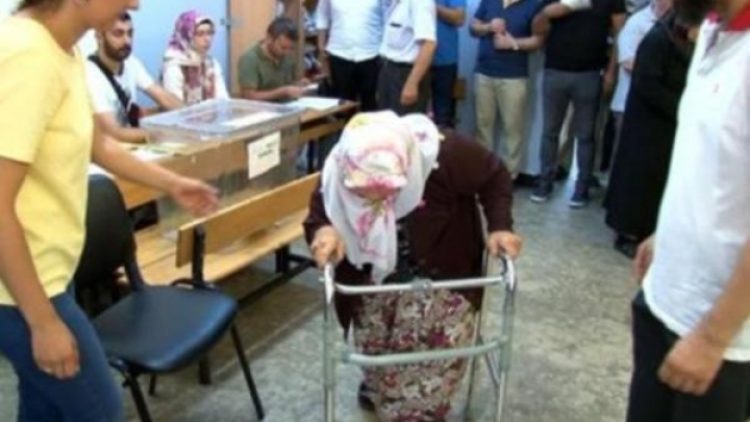 71 yaşındaki kadın oy kullanmaya yürüteç ile geldi