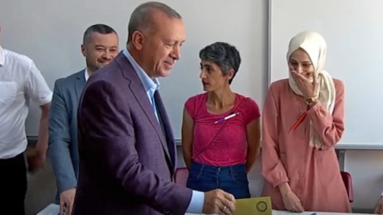 Erdoğan’a bakmayan sandık görevlisi konuştu