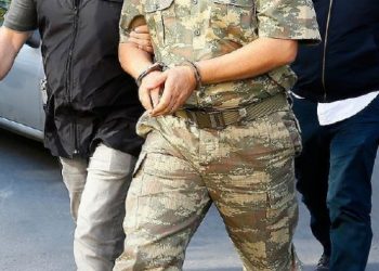 İzmir’de 42 askere gözaltı