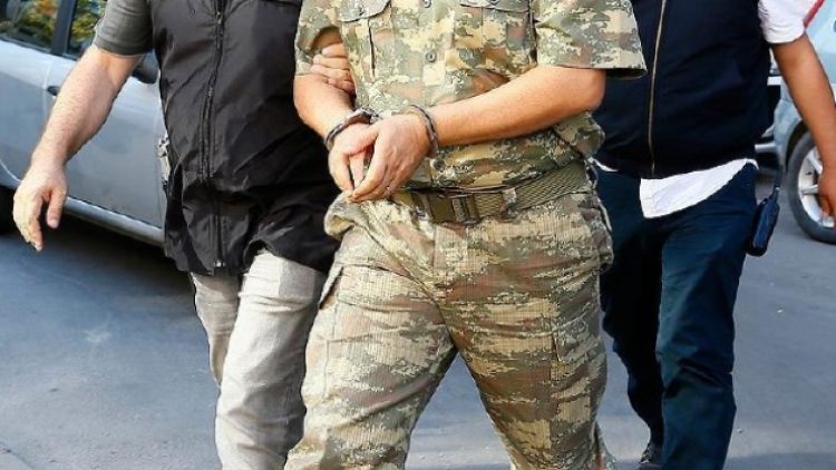 İzmir’de 42 askere gözaltı