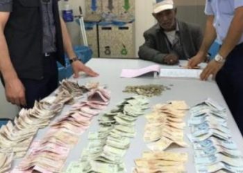 Dilencinin üstünden çıkan para şoke etti