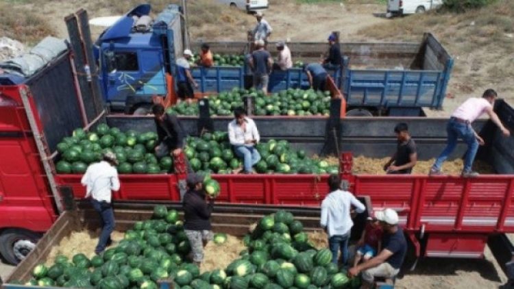 ​Kayseri’de pazar yerinde pazarcıların karpuzları kepçeyle toplandı