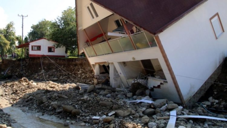 Düzce’de selde kaybolan dördü çocuk altı kişi için arama çalışmaları sürüyor