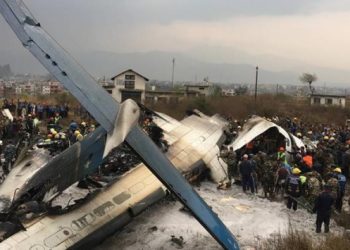 Pakistan’da askeri uçak evlerin üzerine düştü: 17 ölü