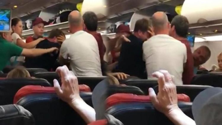 THY uçağında yolcular birbirine girdi