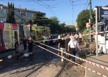 İstanbul’da su tankeri tramvaya çarptı! Tramvay seferleri durdu…