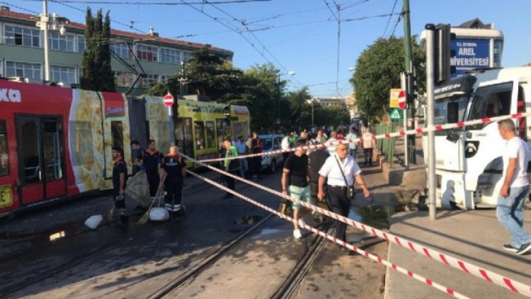 İstanbul’da su tankeri tramvaya çarptı! Tramvay seferleri durdu…