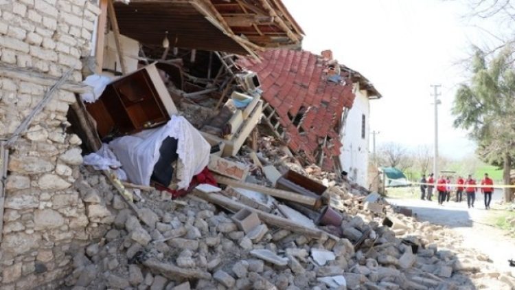 Deprem bilançosu: 390 evde hasar var