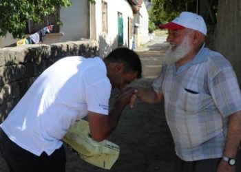 Kurban pazarlığında kırdığı eli öptü