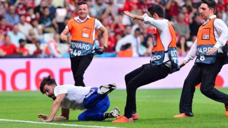 Sahaya yetkisiz giren kişilere hapis cezası