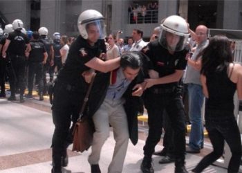 İzmir’de kayyım protestosunda 26 avukata gözaltı