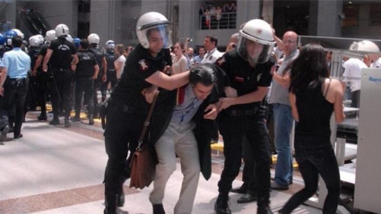 İzmir’de kayyım protestosunda 26 avukata gözaltı