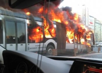Metrobüste yangın! Yolcular tahliye edildi