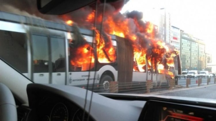 Metrobüste yangın! Yolcular tahliye edildi
