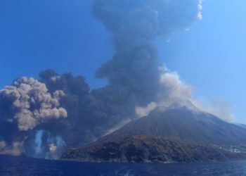 İtalya’daki Stromboli Yanardağı’nın korkunç patlama anları kamerada