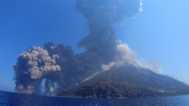 İtalya’daki Stromboli Yanardağı’nın korkunç patlama anları kamerada