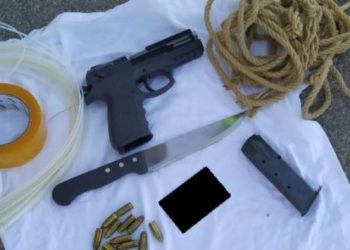 Eşi ‘Öldürmeye geliyor’ diye ihbar etti: Adamın üstünden silah, bıçak, kelepçe çıktı
