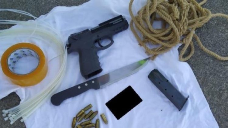 Eşi ‘Öldürmeye geliyor’ diye ihbar etti: Adamın üstünden silah, bıçak, kelepçe çıktı