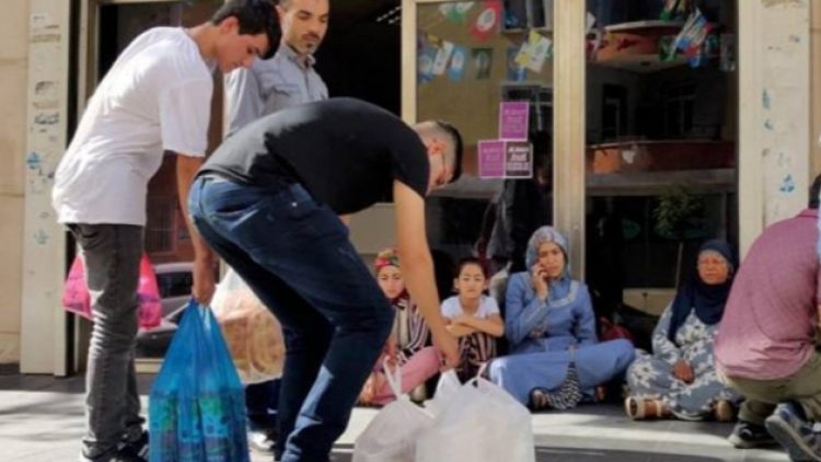 HDP Diyarbakır İl Binası önünde oturma eylemi yapan ailelere, polisten yemek servisi