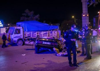 Drift yaptıkları için polisten kaçarken hayatlarından oldular
