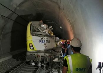 Tren raydan çıktı: İki makinist hayatını kaybetti