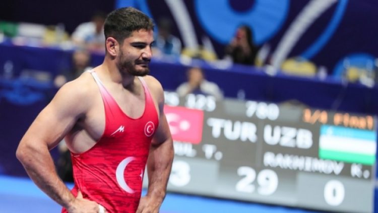 Güreşçi Taha Akgül dünya ikincisi oldu