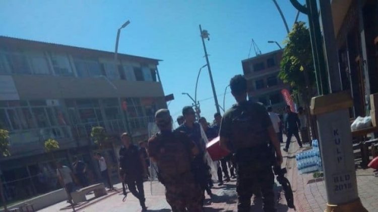 Diyarbakır’da korucular HDP binasına saldırdı: İki yaralı