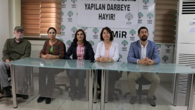 İzmir’de ‘Demokrasi Nöbeti’ başladı