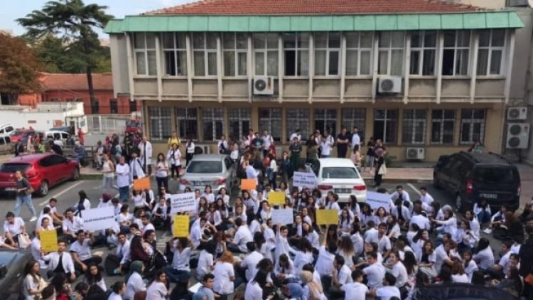 Binaları depremde hasar gören İstanbul Üniversitesi öğrencileri eylem başlattı